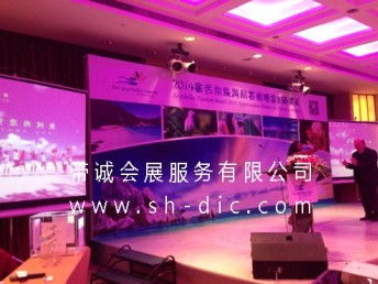 上海會(huì)展服務(wù)全攻略 舞臺(tái)搭建、展位設(shè)計(jì)與木質(zhì)背景墻的完美融合